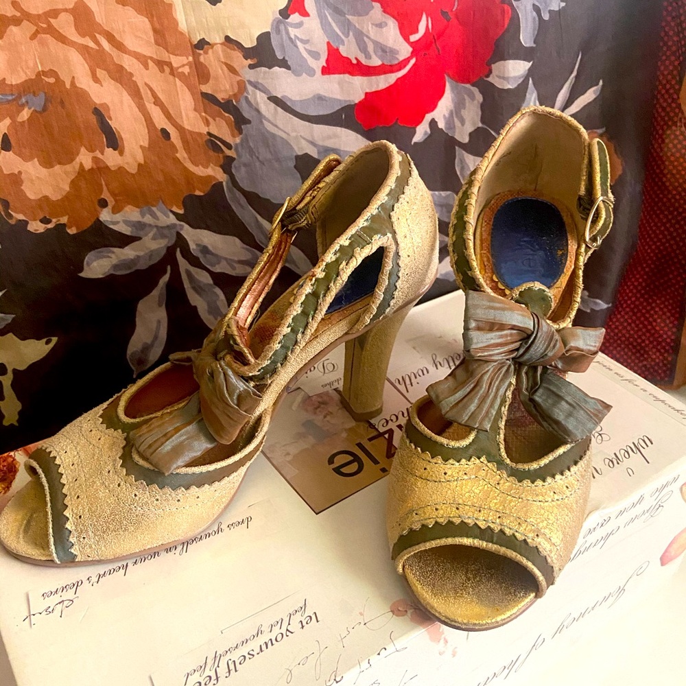 Kensie Baroque style heels